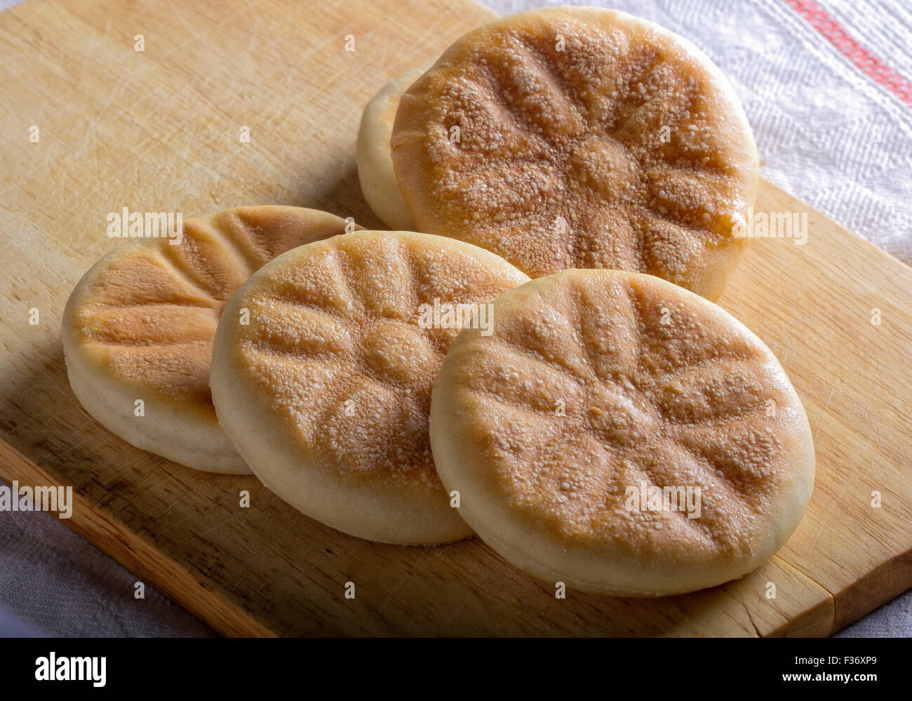 La tigella è un tipo di pane tipico di Appennino modenese. Si tratta di un cibo tradizionale prodotto. Foto Stock