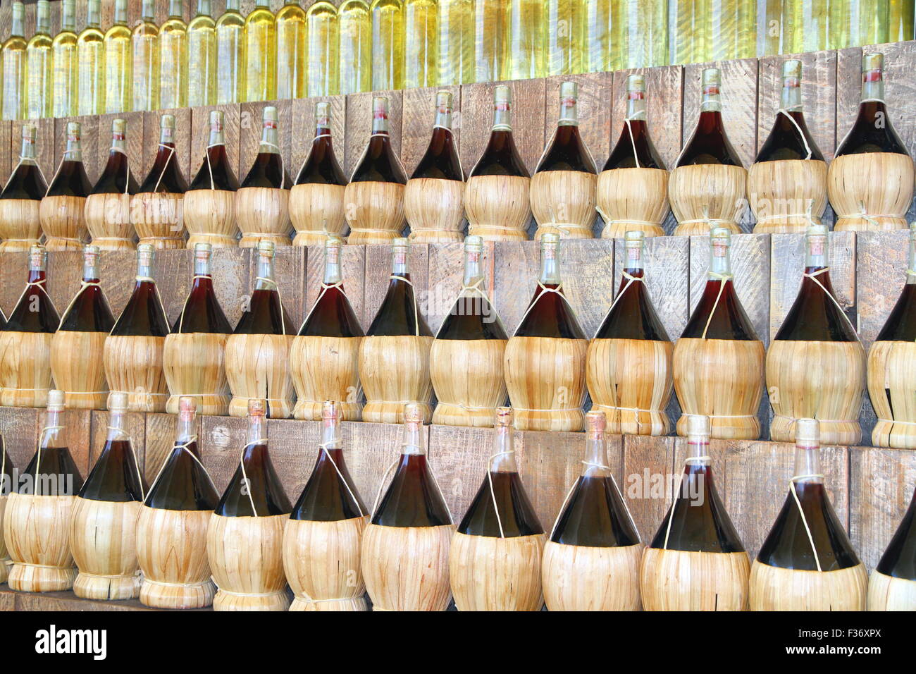 Il vecchio stile di vino Bottiglie sul display Foto Stock