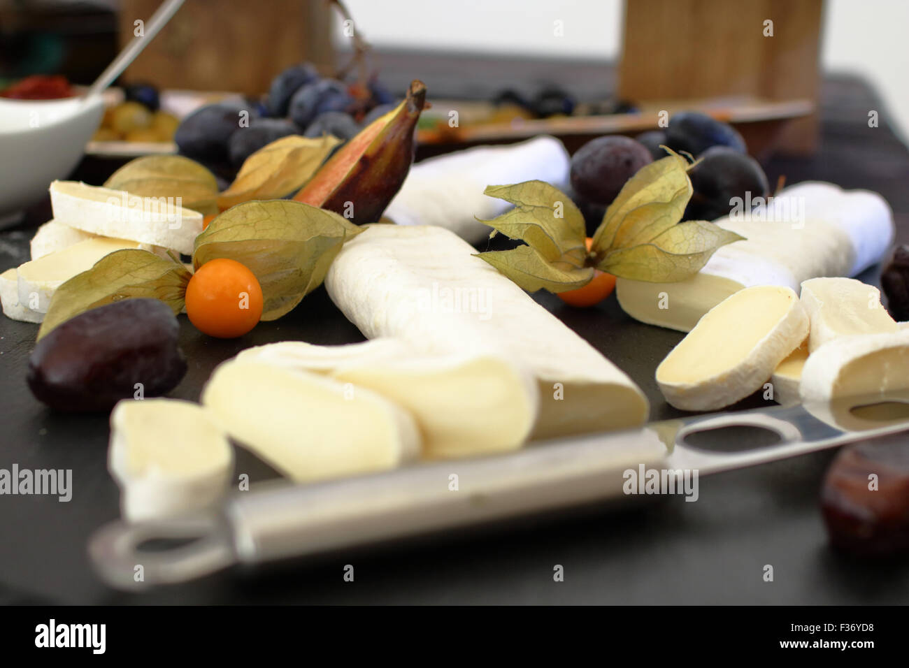 Set di ingredienti: formaggio, olive, bacche, salse, spuntini Foto Stock