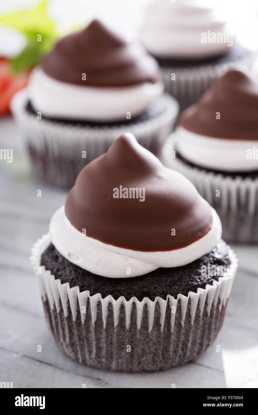 Meringa al cioccolato tortine con glassa di cioccolato e fragole Foto Stock