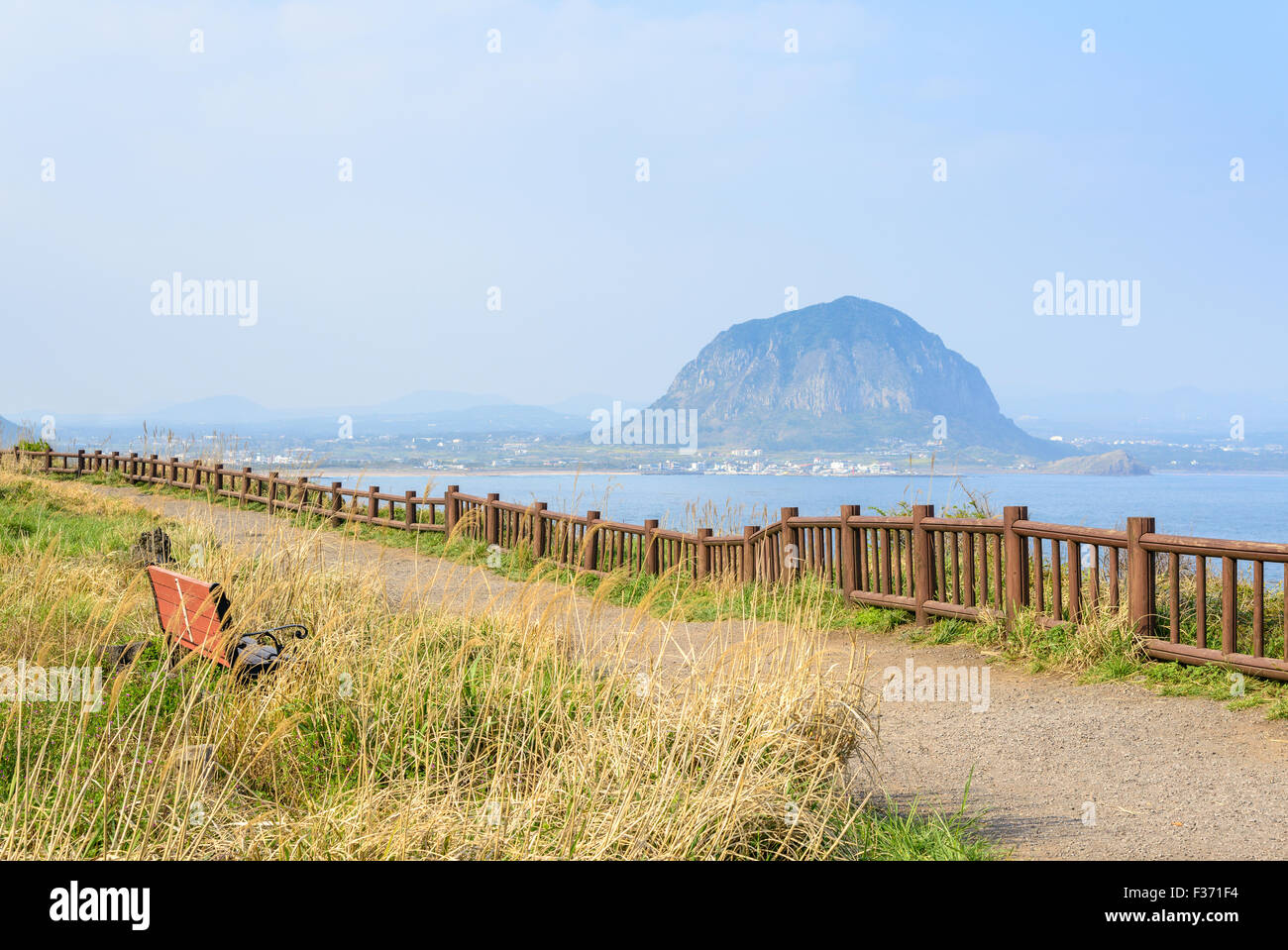 Panorama da Olle sentiero no.10 a Songaksan corso di Jeju Island, Corea. Sanbangsan è una famosa montagna vulcanica in Seog Foto Stock