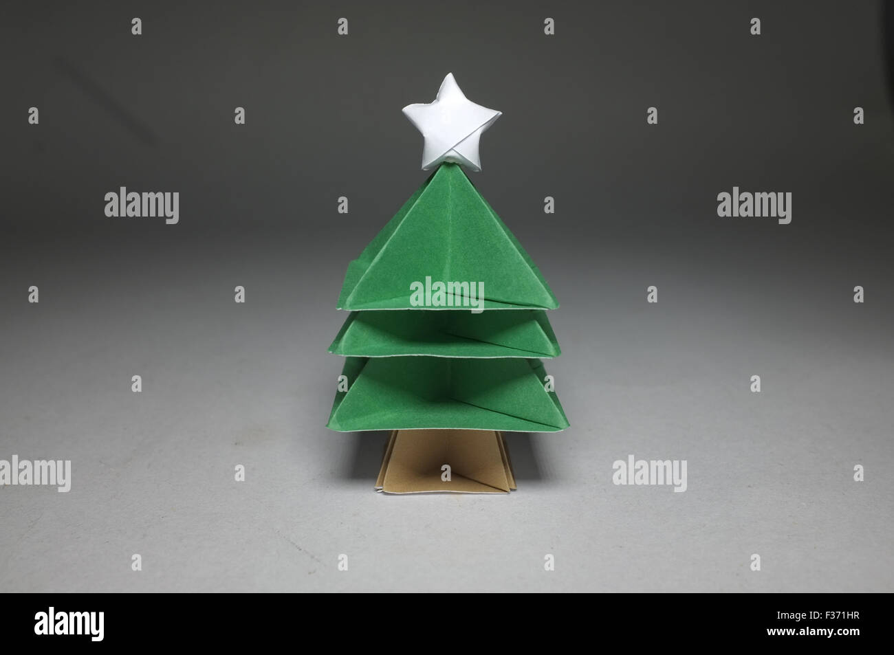 Origami in forma di albero di Natale con Stella sulla parte superiore Foto Stock
