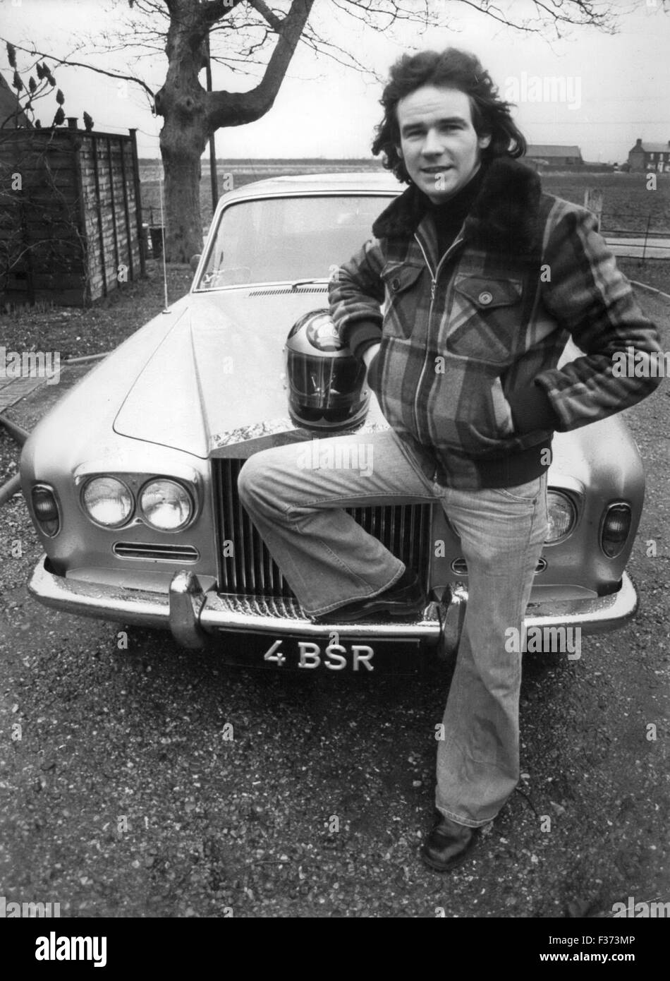 Dic. 29, 1982 - Barry Sheene al di fuori del suo paese casa signorile in Wisbech, Cambridgeshire con la sua Rolls Royce cuscinetto a Barry proprio numero di piastre. © Keystone Pictures USA/ZUMAPRESS.com/Alamy Live News Foto Stock