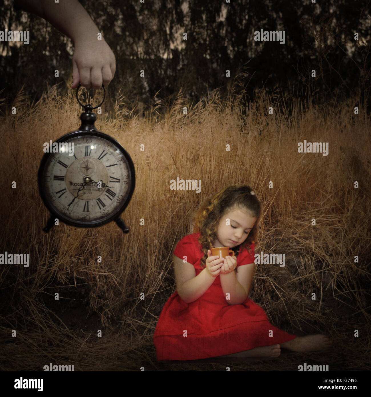 Ragazza in campi con grandi mani e un orologio surreale Foto Stock