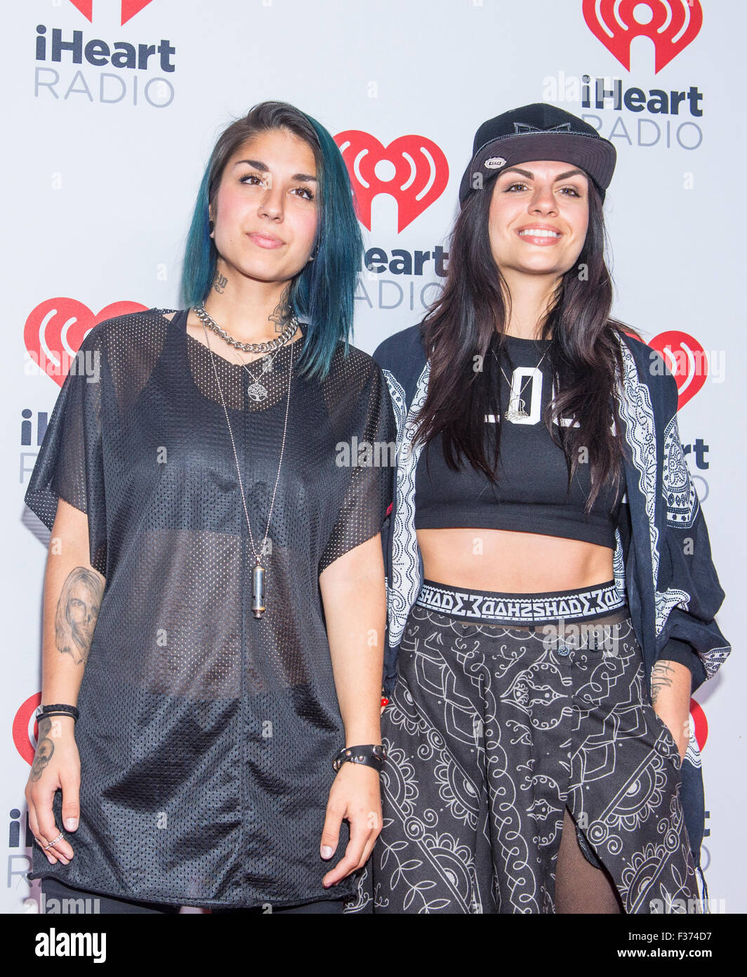 Dj/sorelle Yasmine Yousaf (R) e Jahan Yousaf di Krewella frequentare il 2015 iHeartRadio Music Festival di Las Vegas Foto Stock