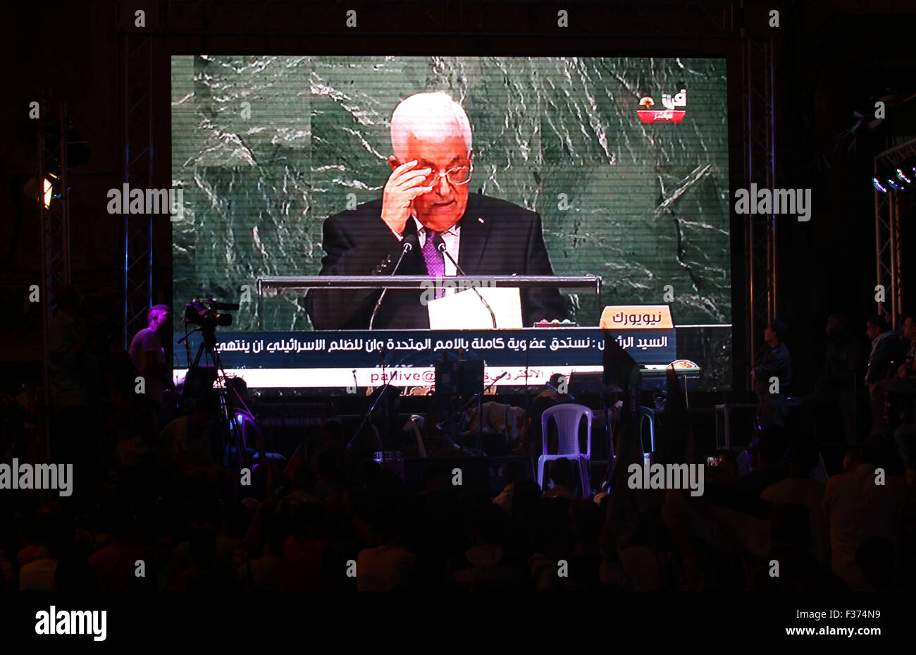 Nablus, West Bank, Territorio palestinese. Il 30 settembre, 2015. Palestinesi guarda un live-screening del presidente Mahmoud Abbas' discorso seguita dal sollevamento della bandiera palestinese presso la sede delle Nazioni Unite a New York, in Cisgiordania città di Nablus il 30 settembre 2015. All'inizio di questa settimana l'Assemblea generale delle Nazioni Unite, con i due terzi dei voti, ha adottato una risoluzione che permette le bandiere della Palestina e della Santa Sede ''entrambi dei quali sono stati non lo status di osservatore'' per essere issata accanto a quelle degli Stati membri Credito: Nedal Eshtayah APA/images/ZUMA filo/Alamy Live News Foto Stock