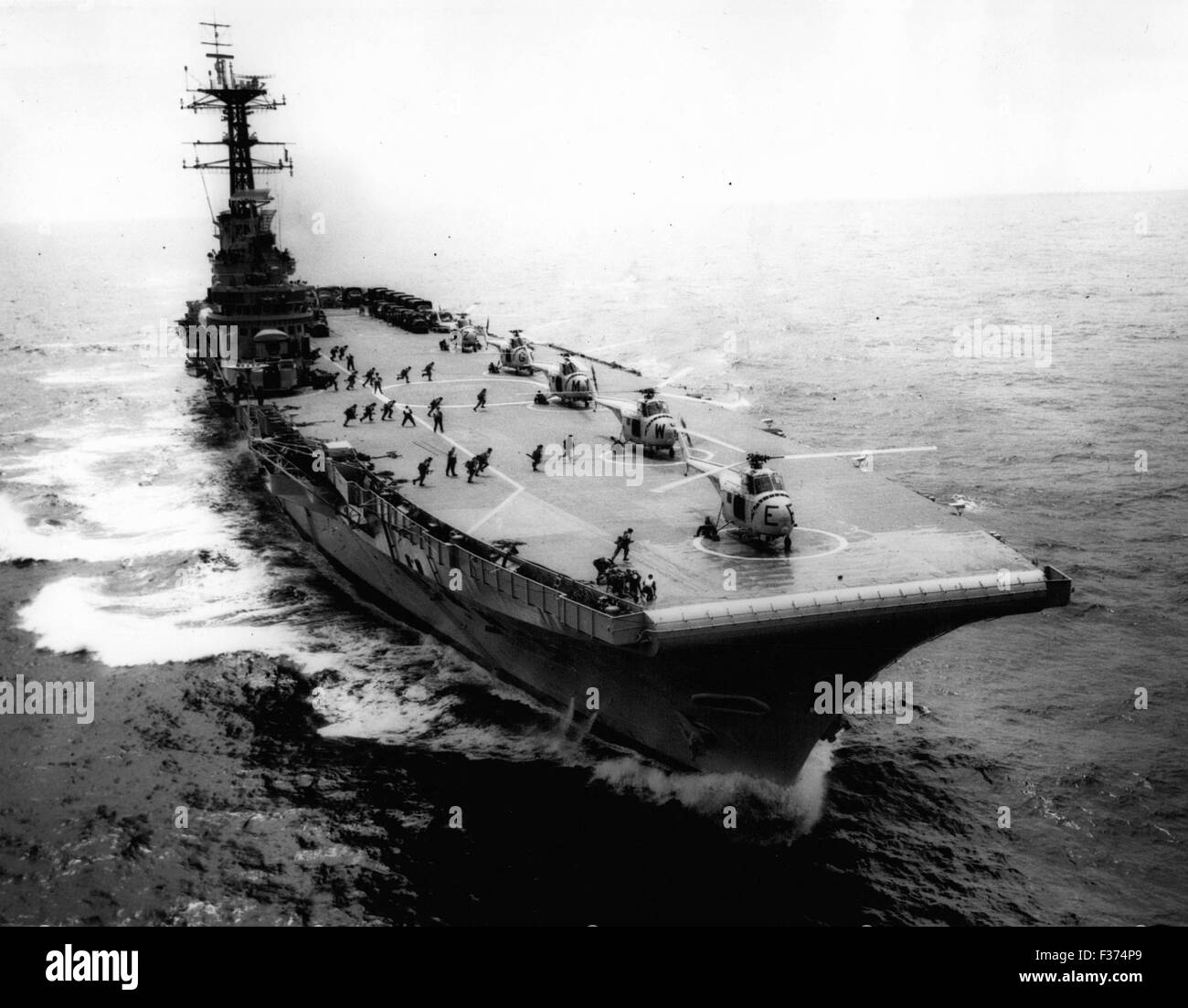 Dic. 26, 1978 - La Royal Navy di commando Carrier: Royal Marines di commando 42 doppio attraverso il ponte di volo per le loro turbine elicotteri in un esercizio a bordo H.M.S. Baluardo, la R.N. primo Commando carrier. Lo scorso fine settimana il baluardo arrivati a Mombasa per fornire una riserva di veicoli per uso da parte del Duca di Wellington il reggimento, recentemente volato in Kenya come misura precauzionale. © Keystone Pictures USA/ZUMAPRESS.com/Alamy Live News Foto Stock