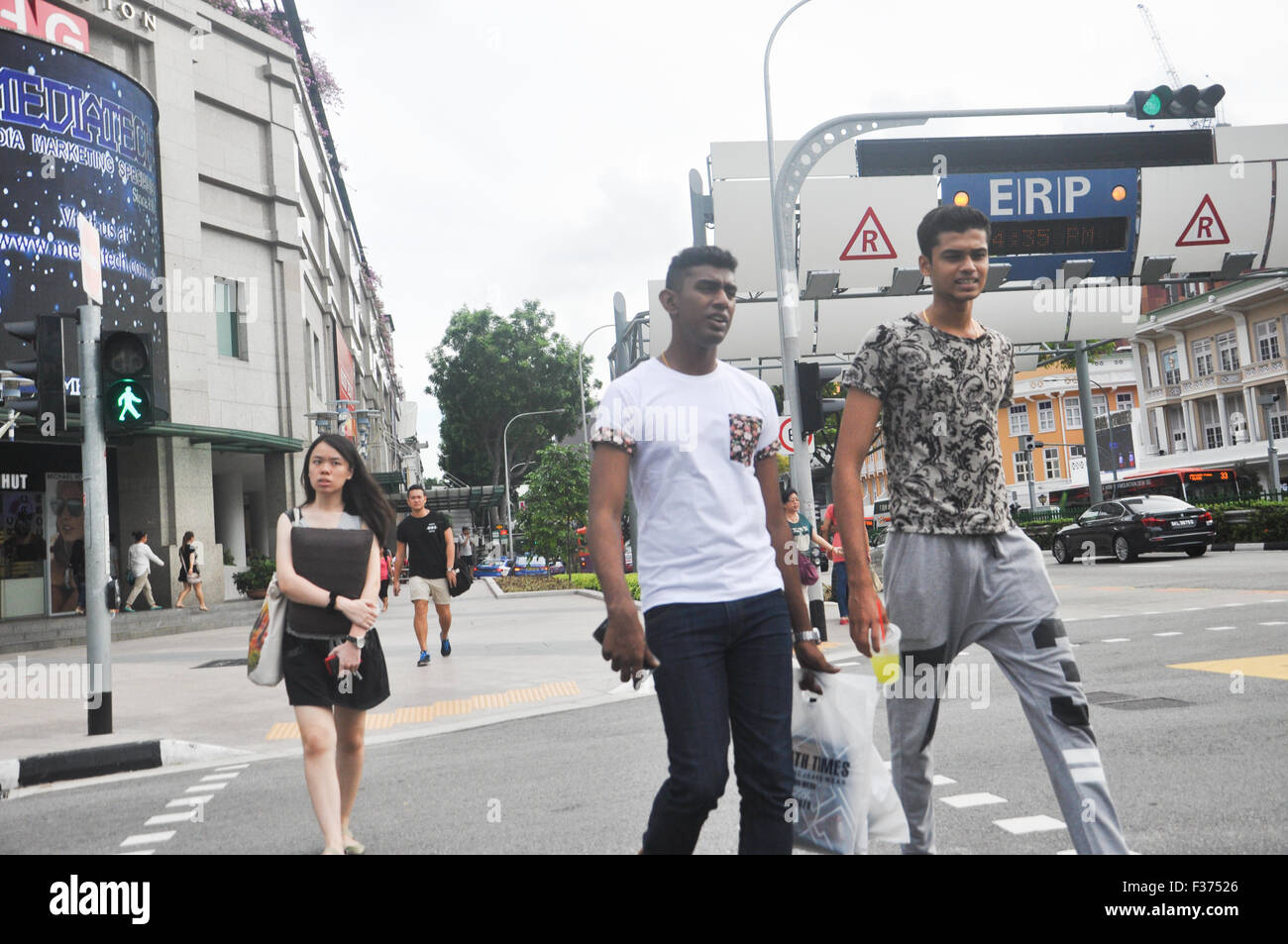 Singapore. Le persone che attraversano la strada al traffico lo svincolo. Foto Stock