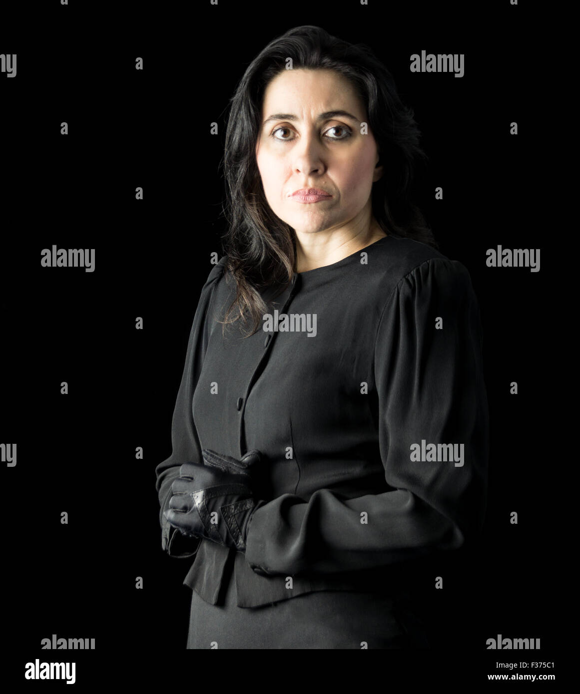 Brunette donna in nero Foto Stock