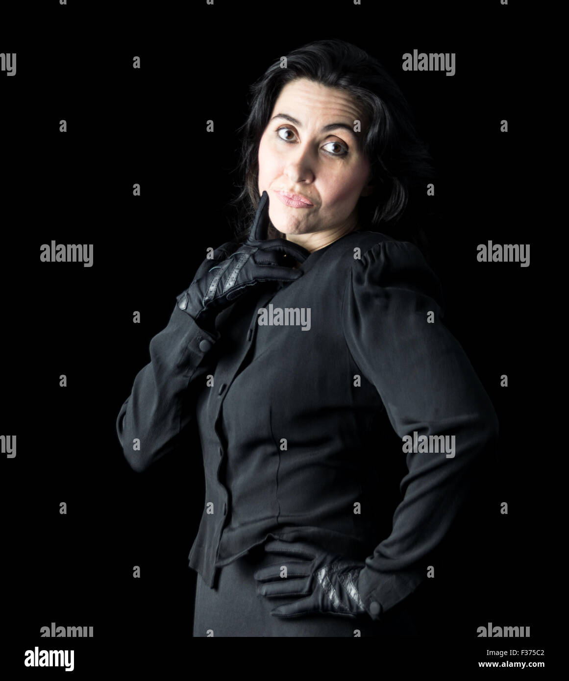 Brunette donna in nero Foto Stock