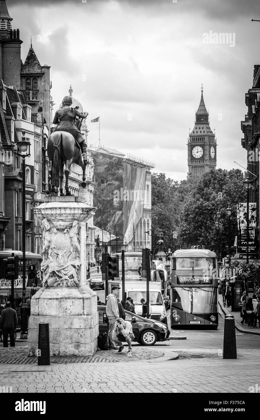 Un Bus londinese, Trafalgar Square e Big Ben / Case del Parlamento europeo a Londra Foto Stock