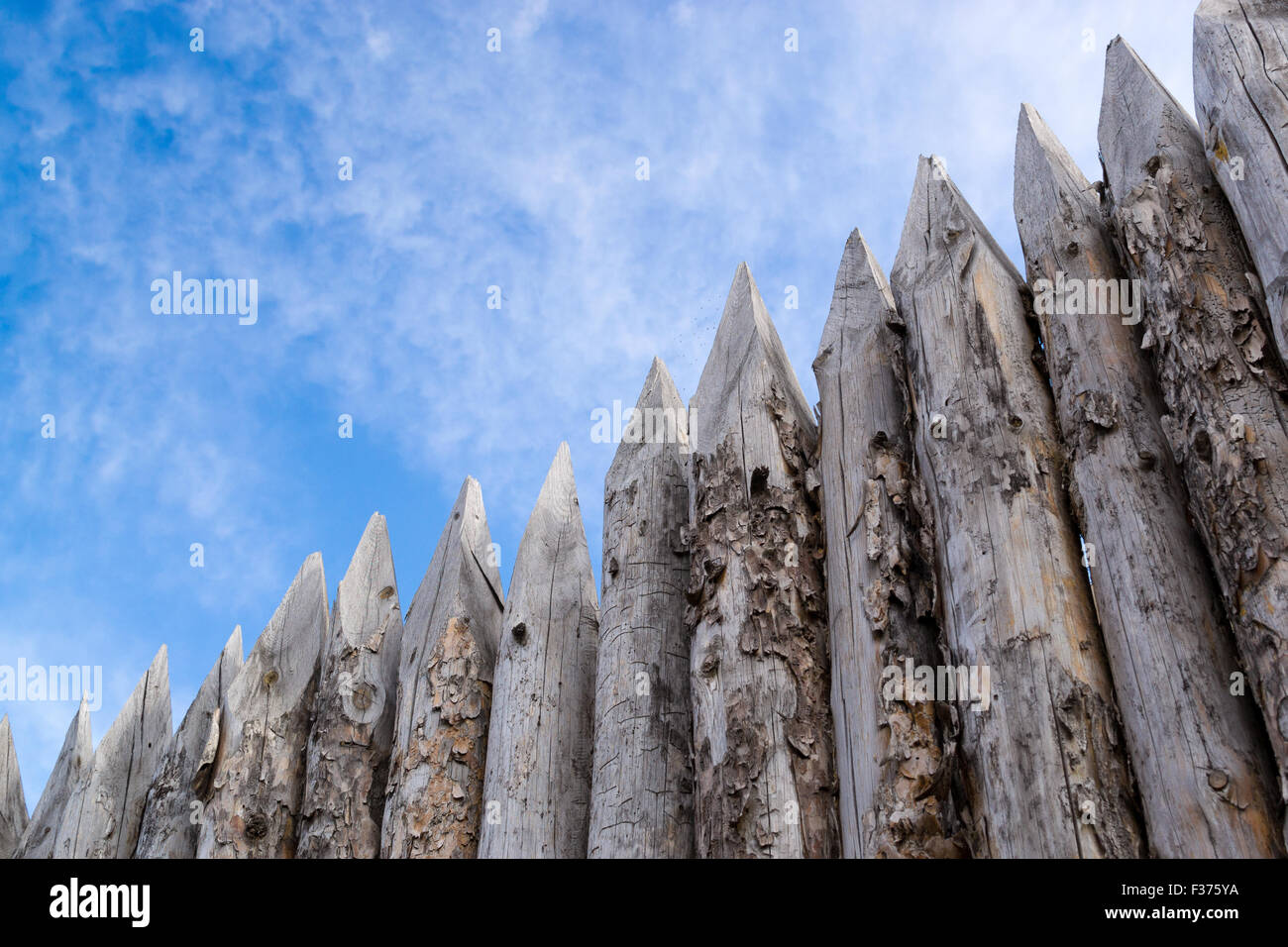 Palisades in legno formano una difesa barricata Foto Stock