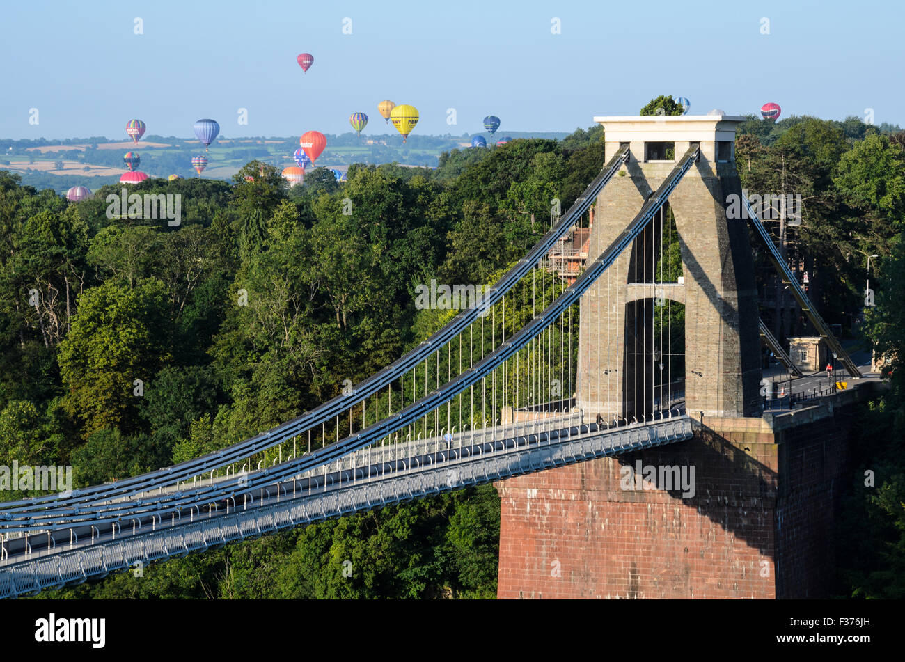 Il Bristol International Balloon Fiesta visto oltre il ponte sospeso di Clifton Foto Stock