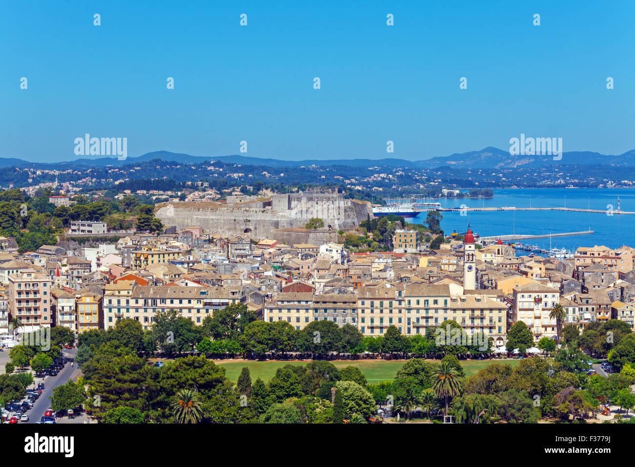 Vista aerea dalla vecchia fortezza sulla città con la nuova fortezza, Corfu, l'isola di Corfù, Grecia Foto Stock