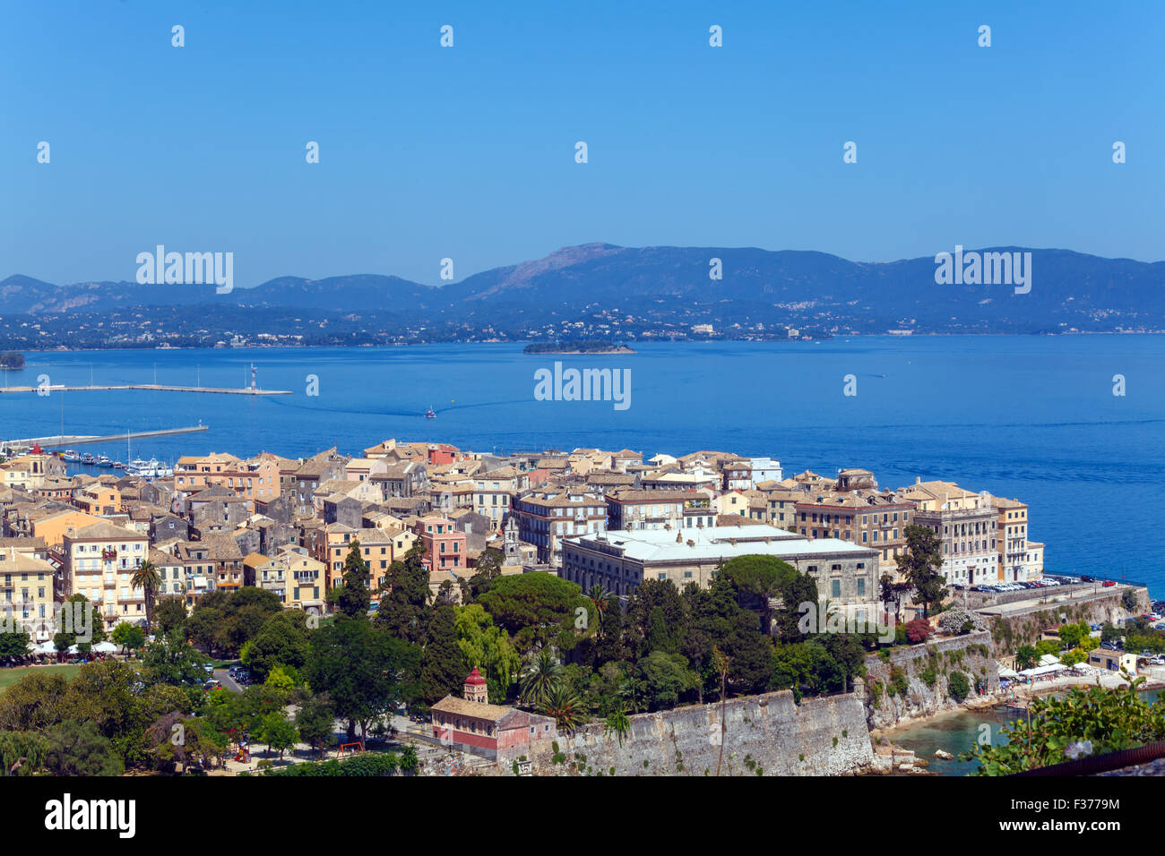 Vista aerea dalla vecchia fortezza sulla città con la nuova fortezza, Corfu, l'isola di Corfù, Grecia Foto Stock