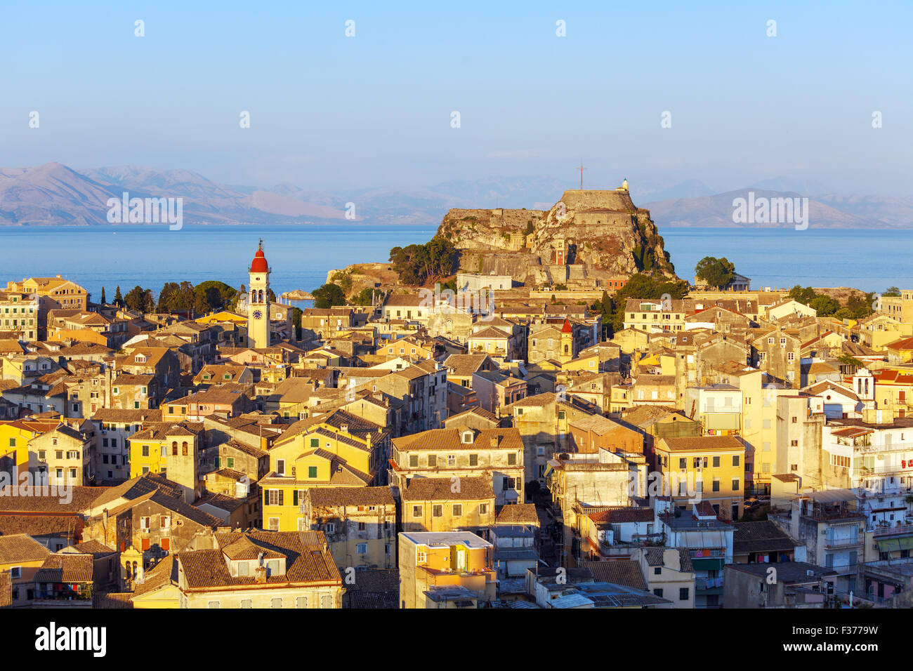Vista aerea dalla nuova fortezza sulla città con fortezza od prima del tramonto, Corfu, l'isola di Corfù, Grecia Foto Stock