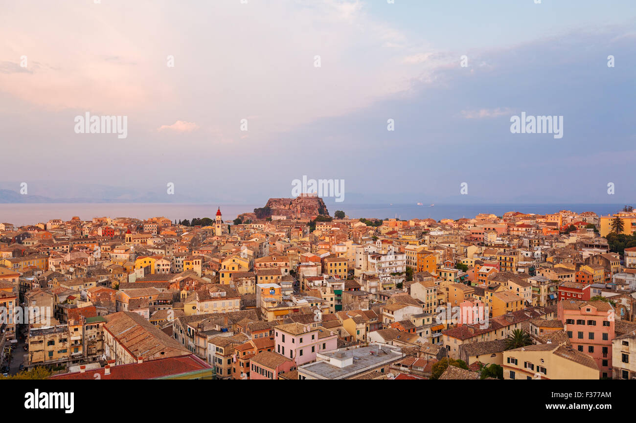 Vista aerea dalla nuova fortezza sulla città con fortezza od prima del tramonto, Corfu, l'isola di Corfù, Grecia Foto Stock
