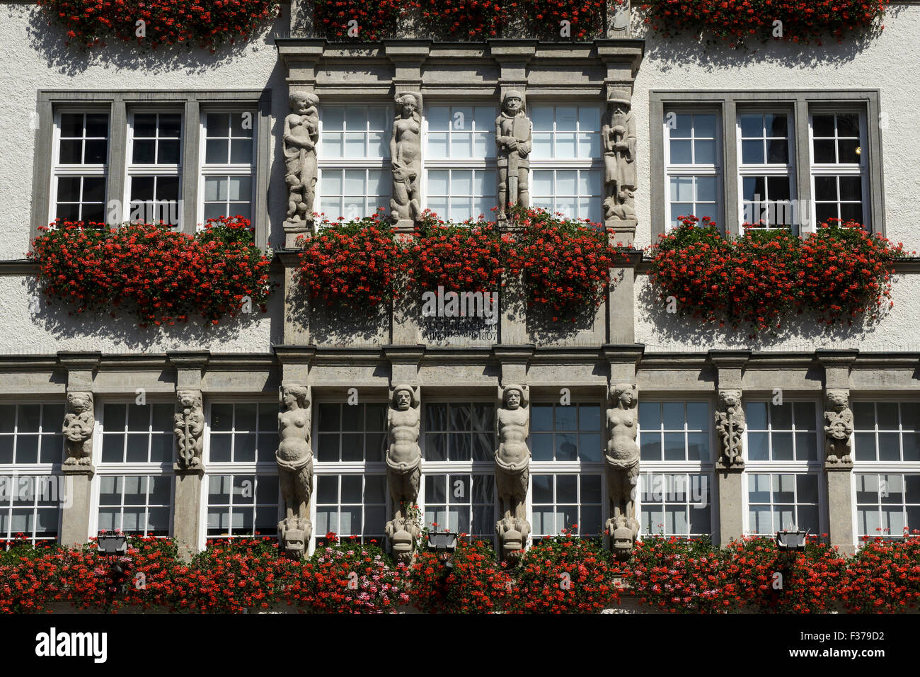 Finestra con gerani, facciata del dipartimento store Hirmer, Monaco di Baviera, Germania Foto Stock