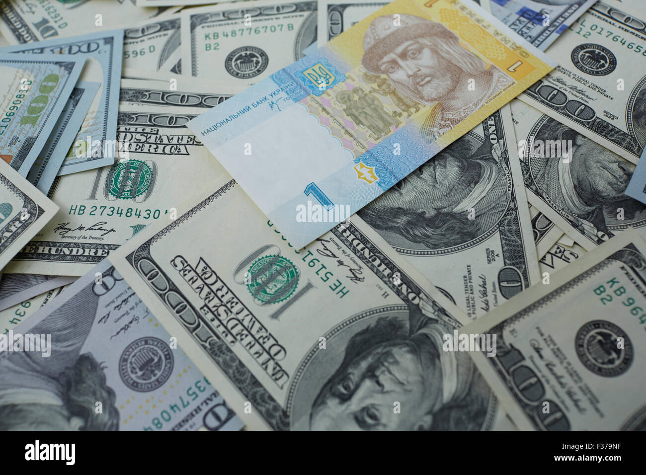Uno grivna e un centinaio di dollari Foto Stock