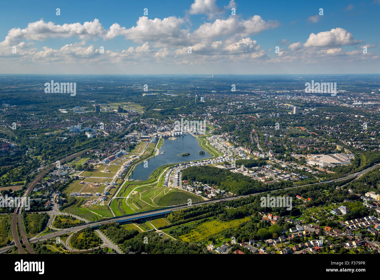 Vista della città con il lago di Phoenix, quartiere di Dortmund - Hoerde, distretto della Ruhr, Nord Reno-Westfalia, Germania Foto Stock