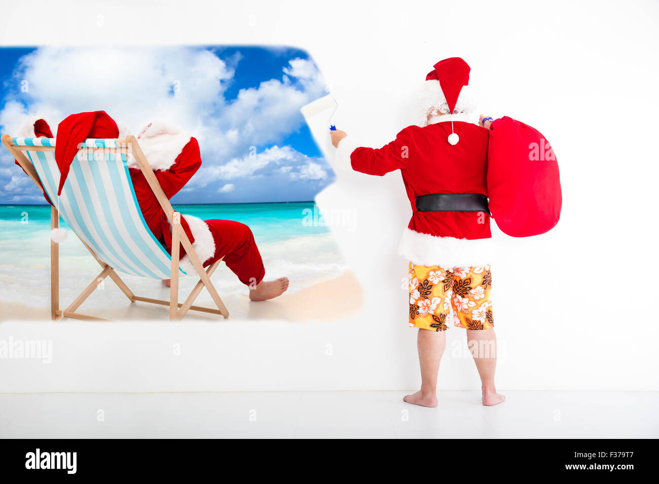 Babbo Natale con il beachwear e pittura Concetto di vacanza sulla parete Foto Stock