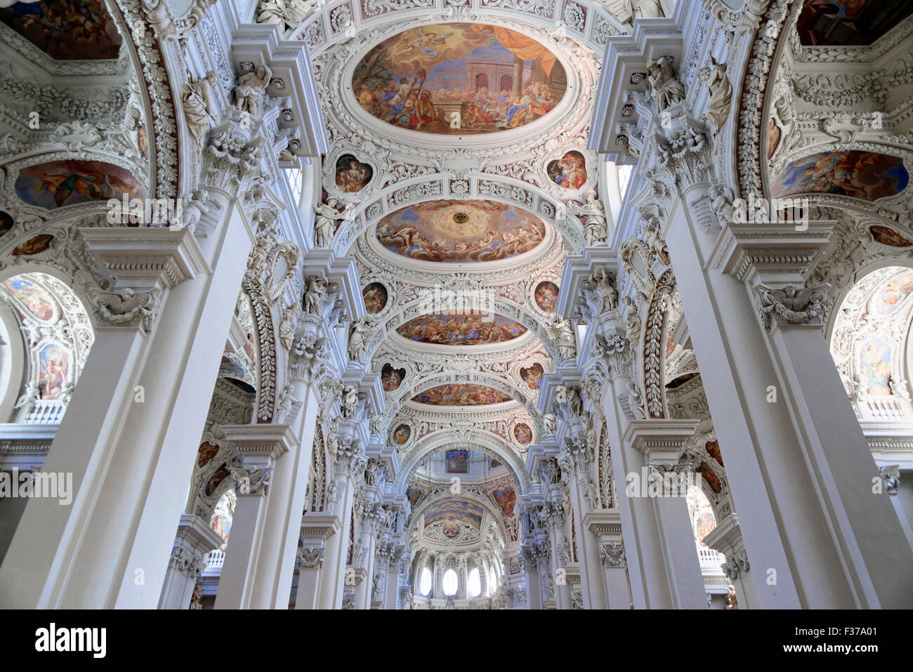 Affresco sul soffitto della navata, la cattedrale di Santo Stefano, Passau, Bassa Baviera, Baviera Foto Stock