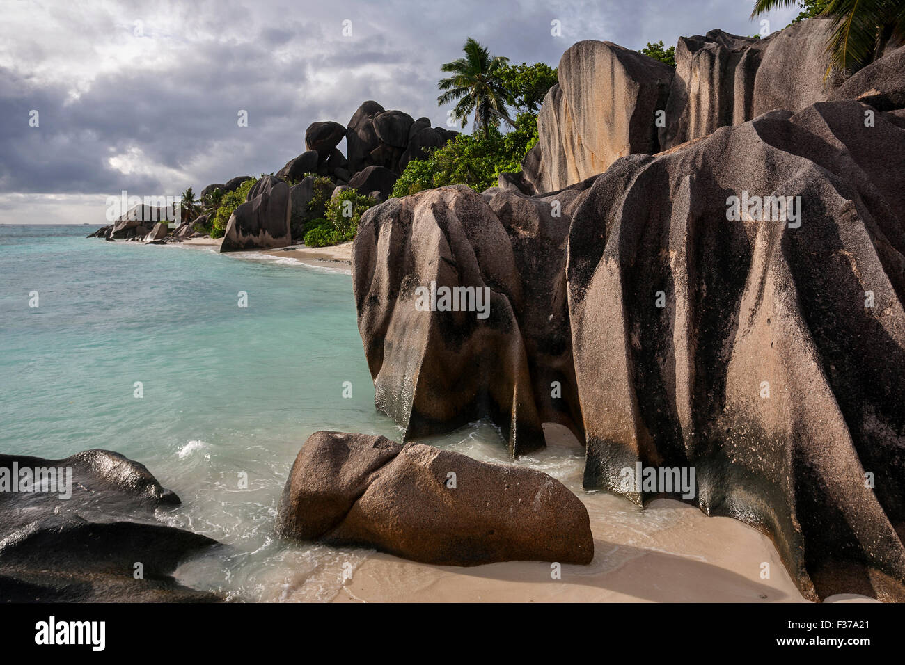 La spiaggia e le rocce di granito ad Anse Source d&#39;Argent, luce della sera, La Digue Island, Seicelle Foto Stock