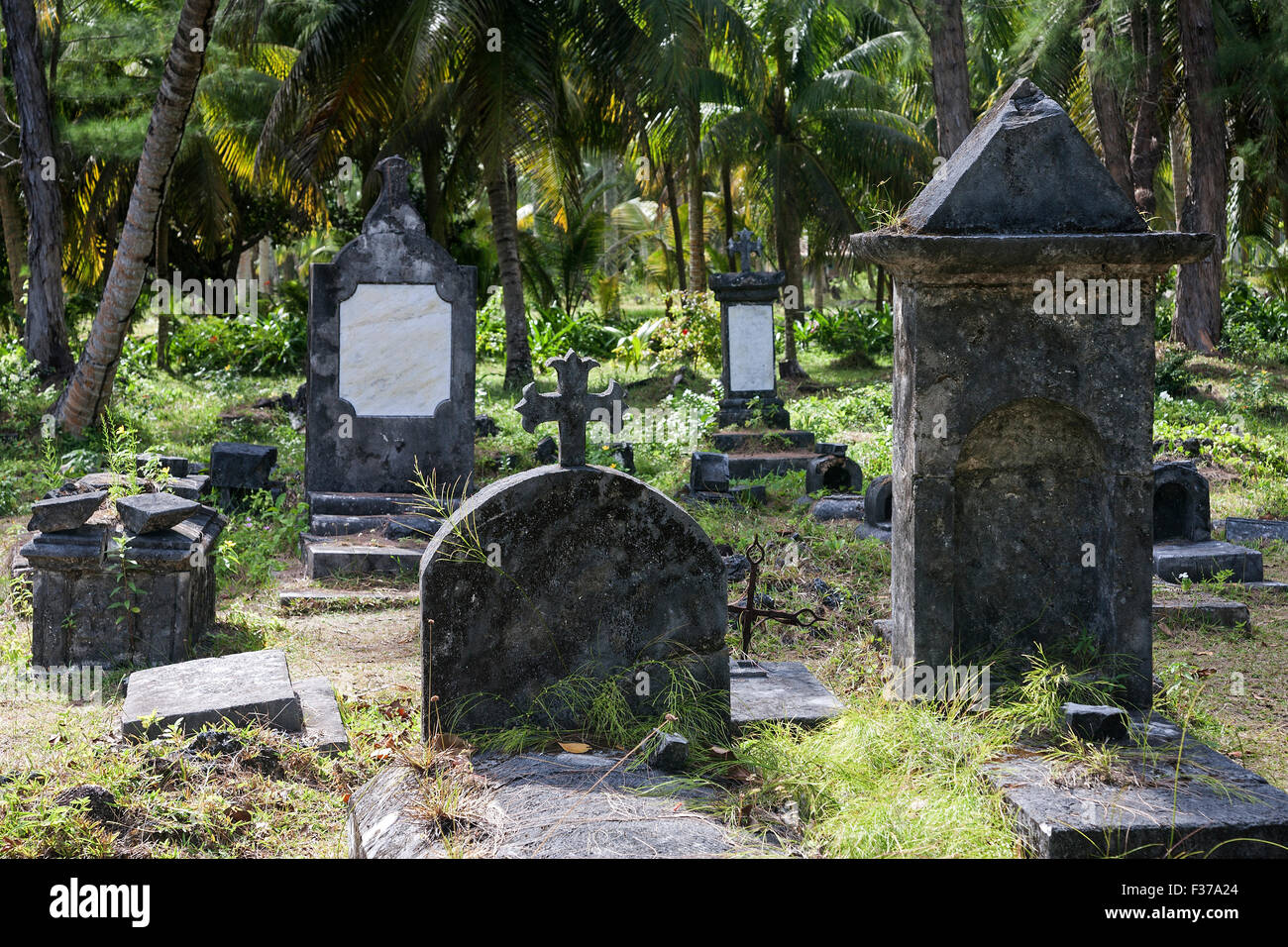 Tomba di pietre, vecchio cimitero al Monumento Nazionale L'Union Station Wagon Plantation, La Digue Island, Seicelle Foto Stock