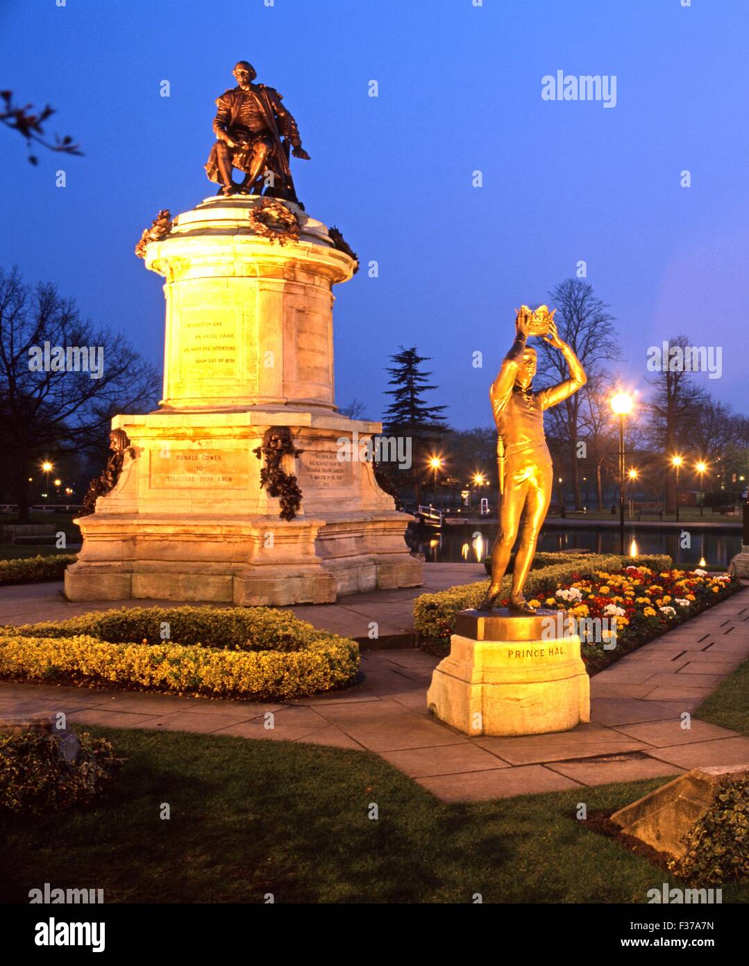 Gower statua commemorativa e il Principe Hal statua di notte, Stratford-upon-Avon, Warwickshire, Inghilterra, Regno Unito, Europa occidentale. Foto Stock