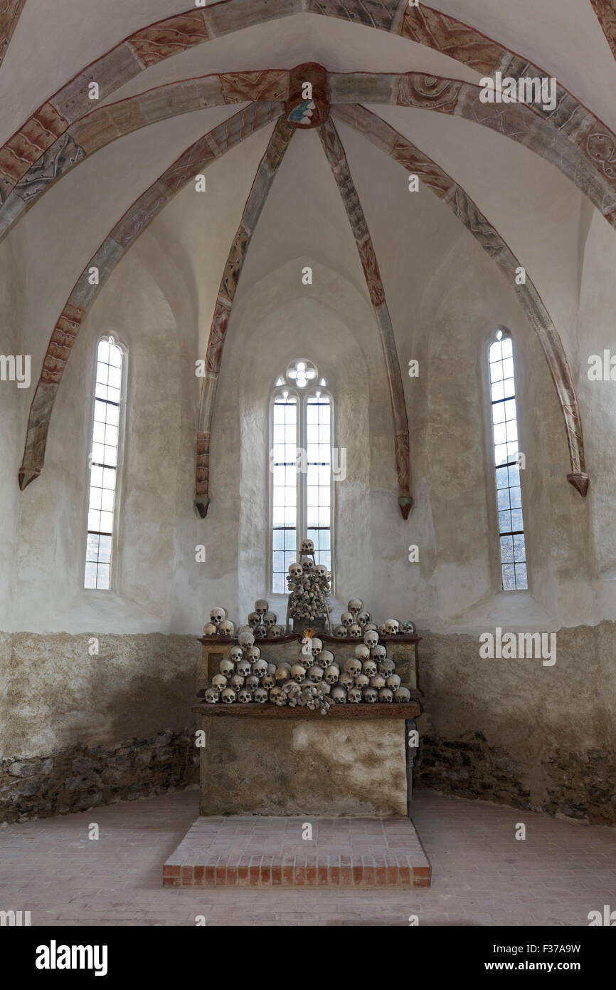 Ossario o ossario della chiesa fortificata di San Michele, altare con teschi e le ossa, Schädelpietà, Weisskirchen Foto Stock
