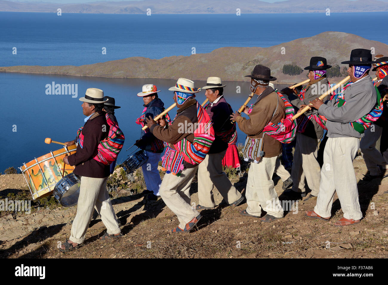Cappella musicale con indios, processione in abito tradizionale per il solstizio invernale, Festa di Capodanno T`aqa, Aymara Indians Foto Stock