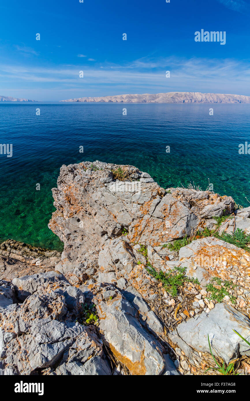 Bella Costa e il Mare Adriatico con trasparente blu acqua vicino a Senj, Croazia Foto Stock