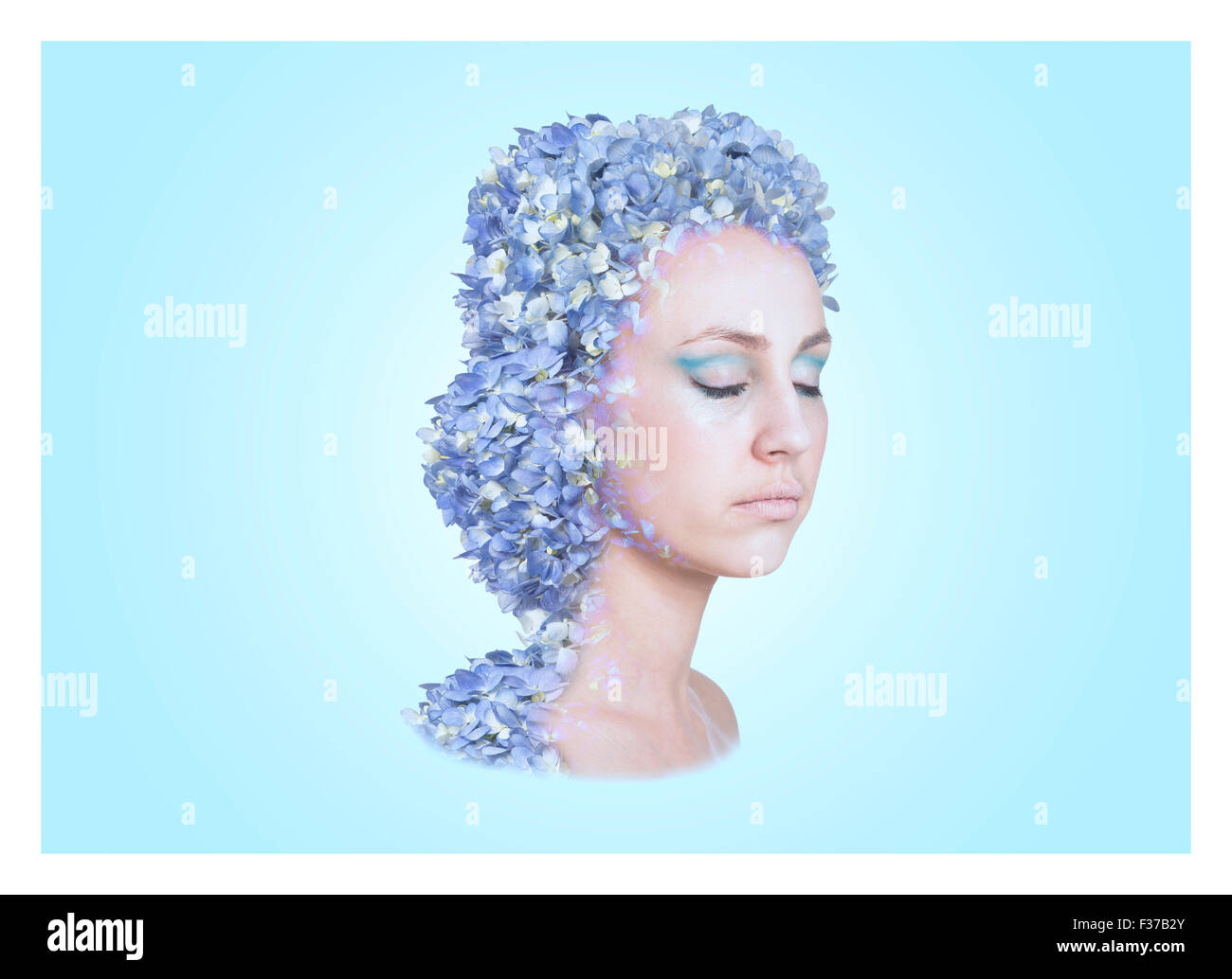 Con motivi floreali blu ritratto Foto Stock