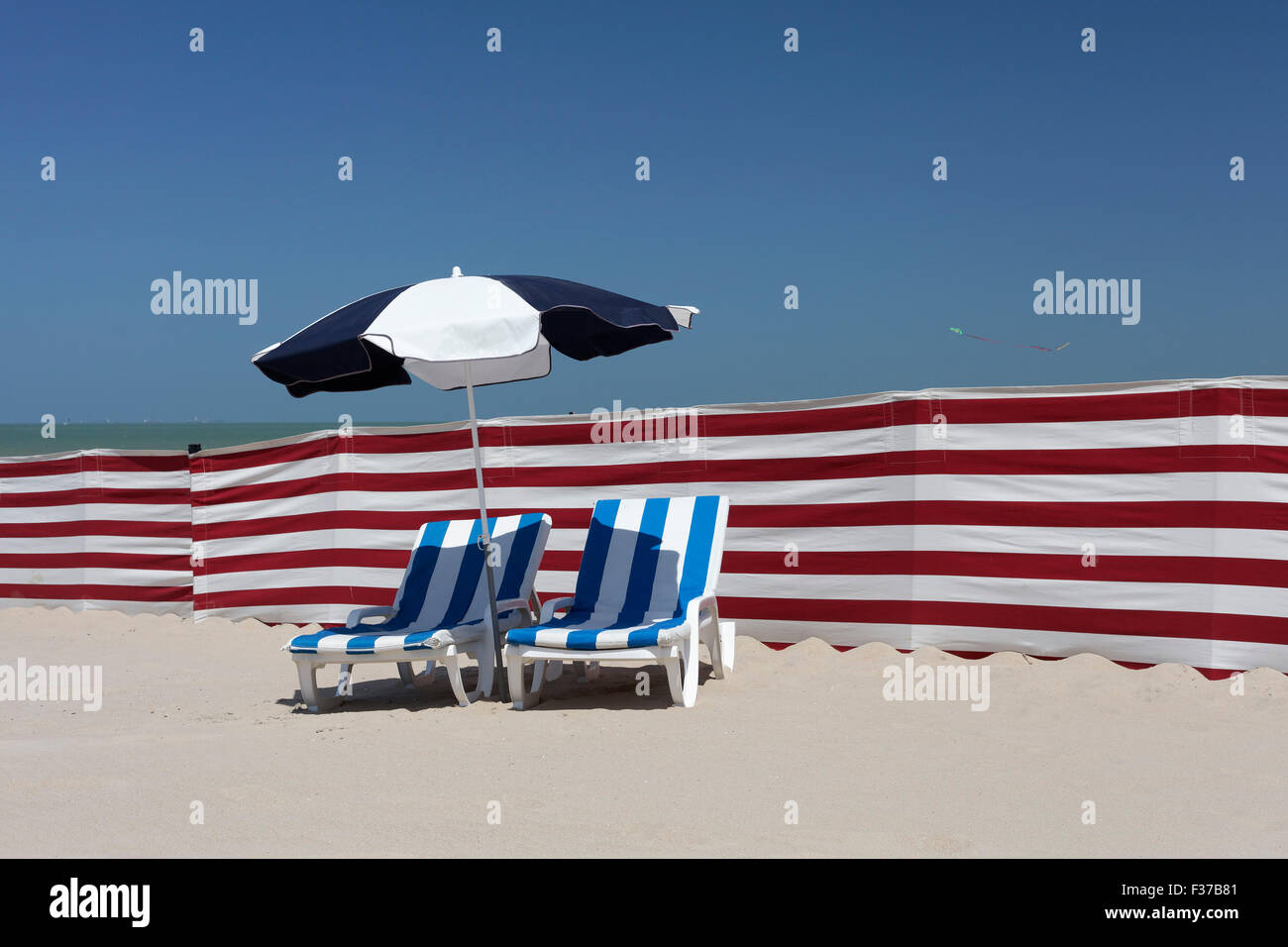 Vuoto due lettini dietro un frangivento, spiaggia sul Mare del Nord, De Haan's costa belga, Fiandre Occidentali, Belgio Foto Stock