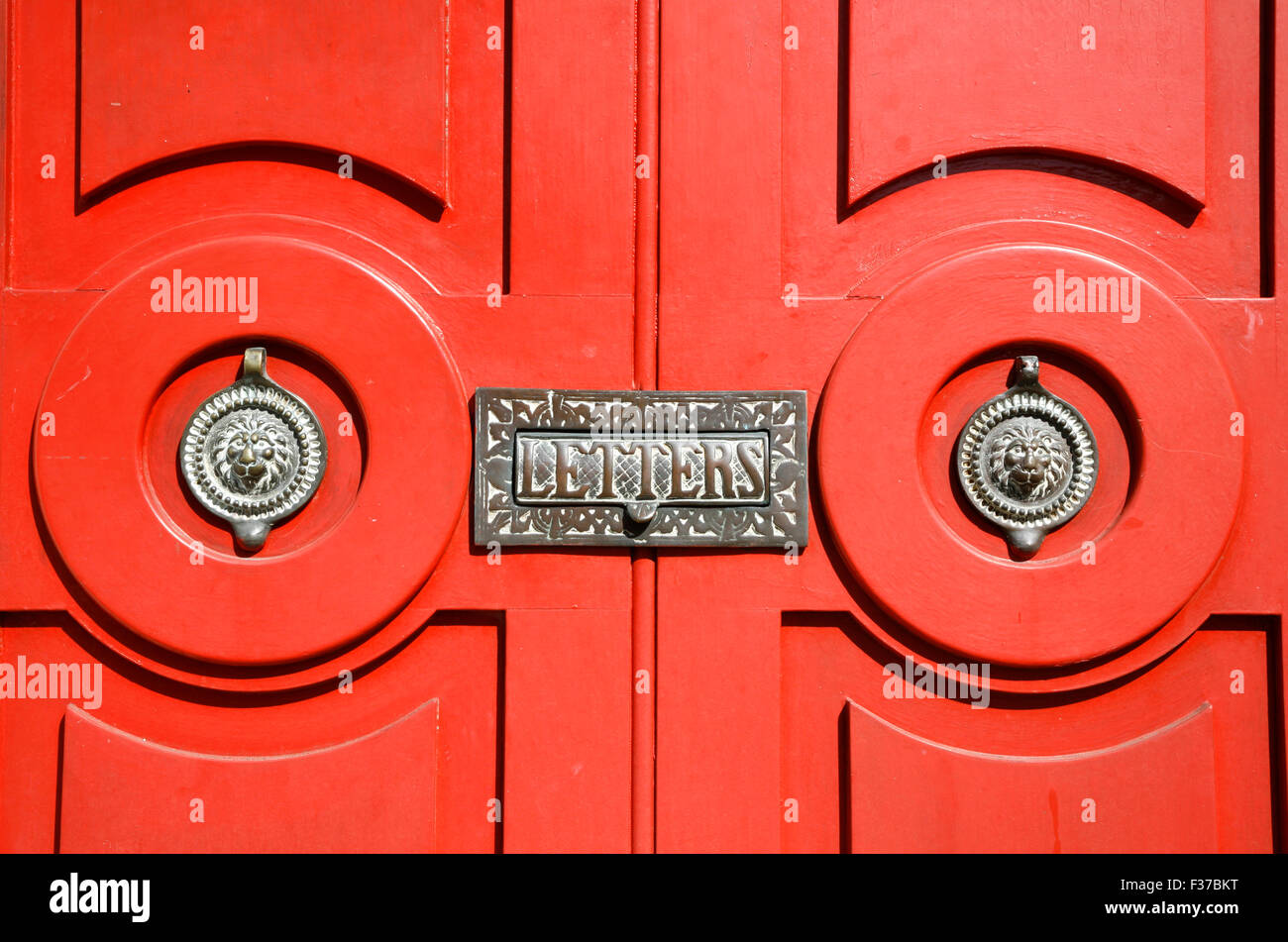 Porta Rossa su Paradise Street, Rotherhithe, London, Regno Unito Foto Stock