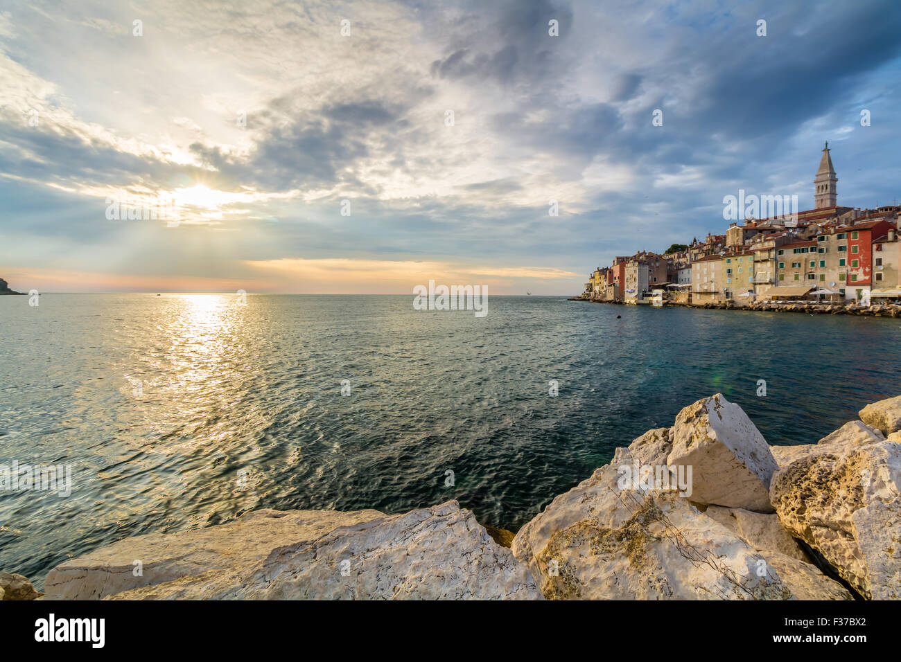 Romantica Rovigno è una città della croazia situata sul Mare Adriatico settentrionale situato sulla costa occidentale della penisola istriana Foto Stock