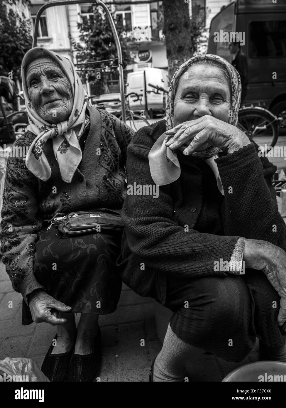 Luglio 11, 2015 - dell'agricoltore nel mercato Kolomyja. Due donne anziane, gemelle sono scambiati sul mercato con verdure dal proprio giardino. (Credito Immagine: © Igor Golovniov via ZUMA filo) Foto Stock