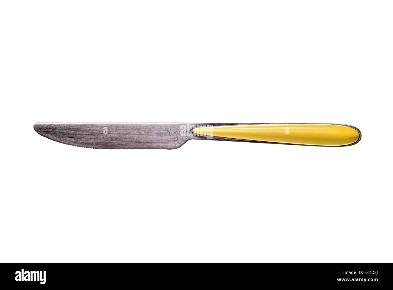 Un materiale metallico in acciaio inossidabile inox coltello da tavola con un manico giallo isolato su sfondo bianco Foto Stock