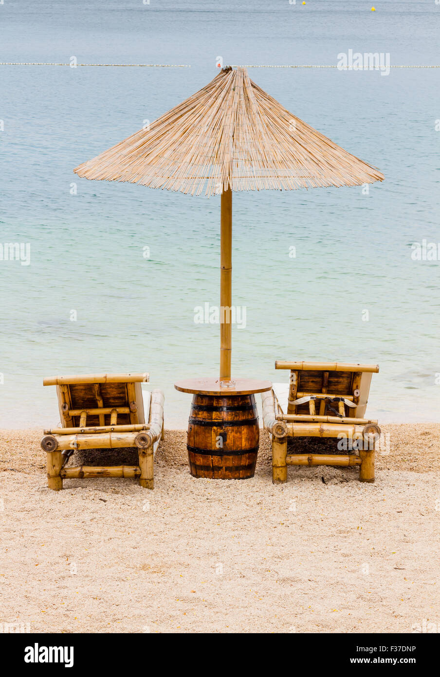 Spiaggia di sdraio e ombrelloni sulla spiaggia di sabbia. Concetto per il riposo, il relax, vacanze spa resort. Foto Stock