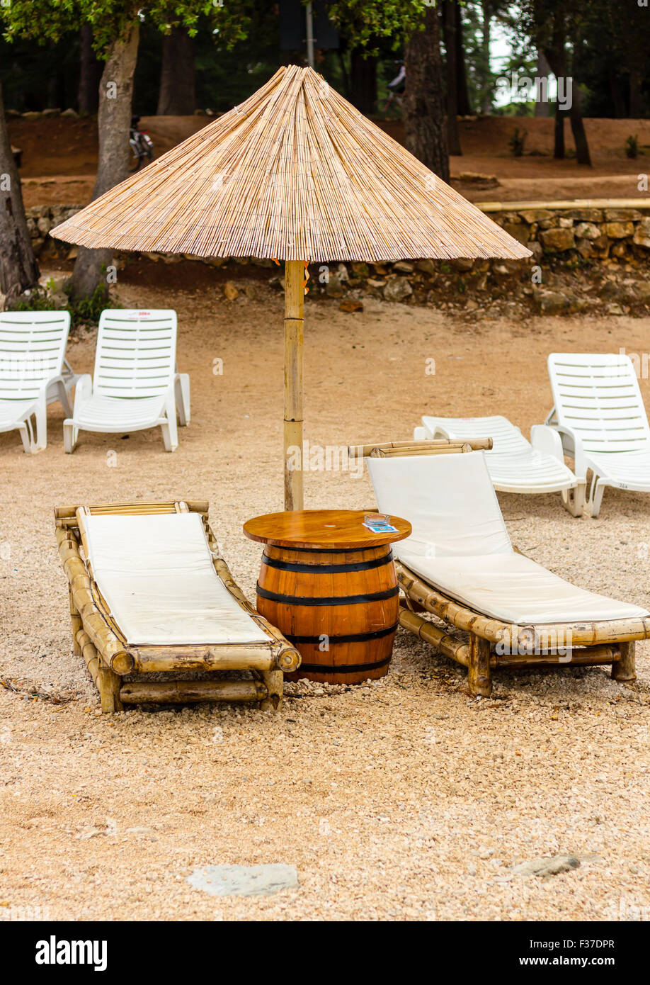 Spiaggia di sdraio e ombrelloni sulla spiaggia di sabbia. Concetto per il riposo, il relax, vacanze spa resort. Foto Stock