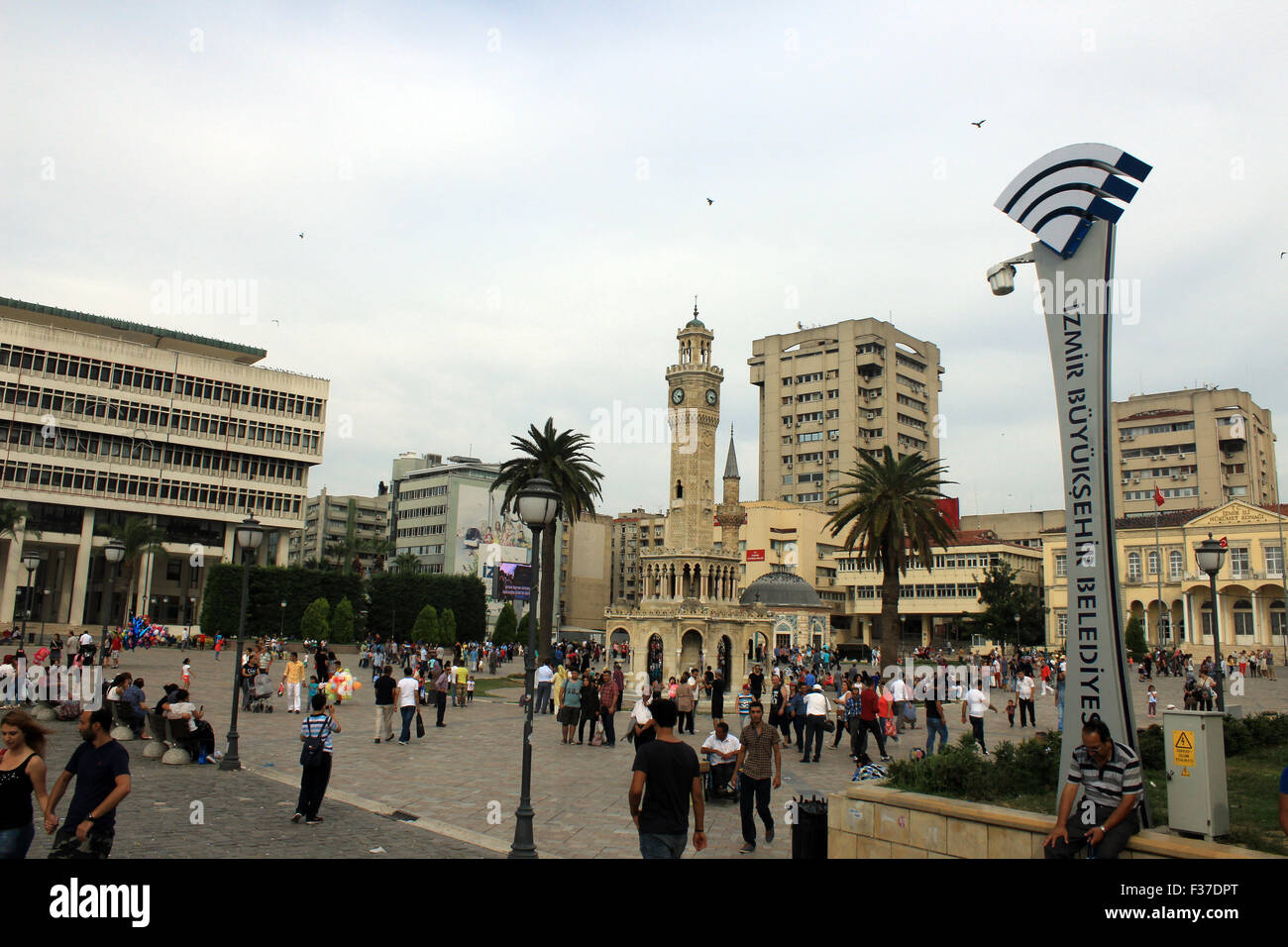 Famosa antica torre dell'orologio di piazza Konak, Izmir, costruita nel 1901, la torre è diventato il punto di riferimento simbolico di Izmir. Foto Stock