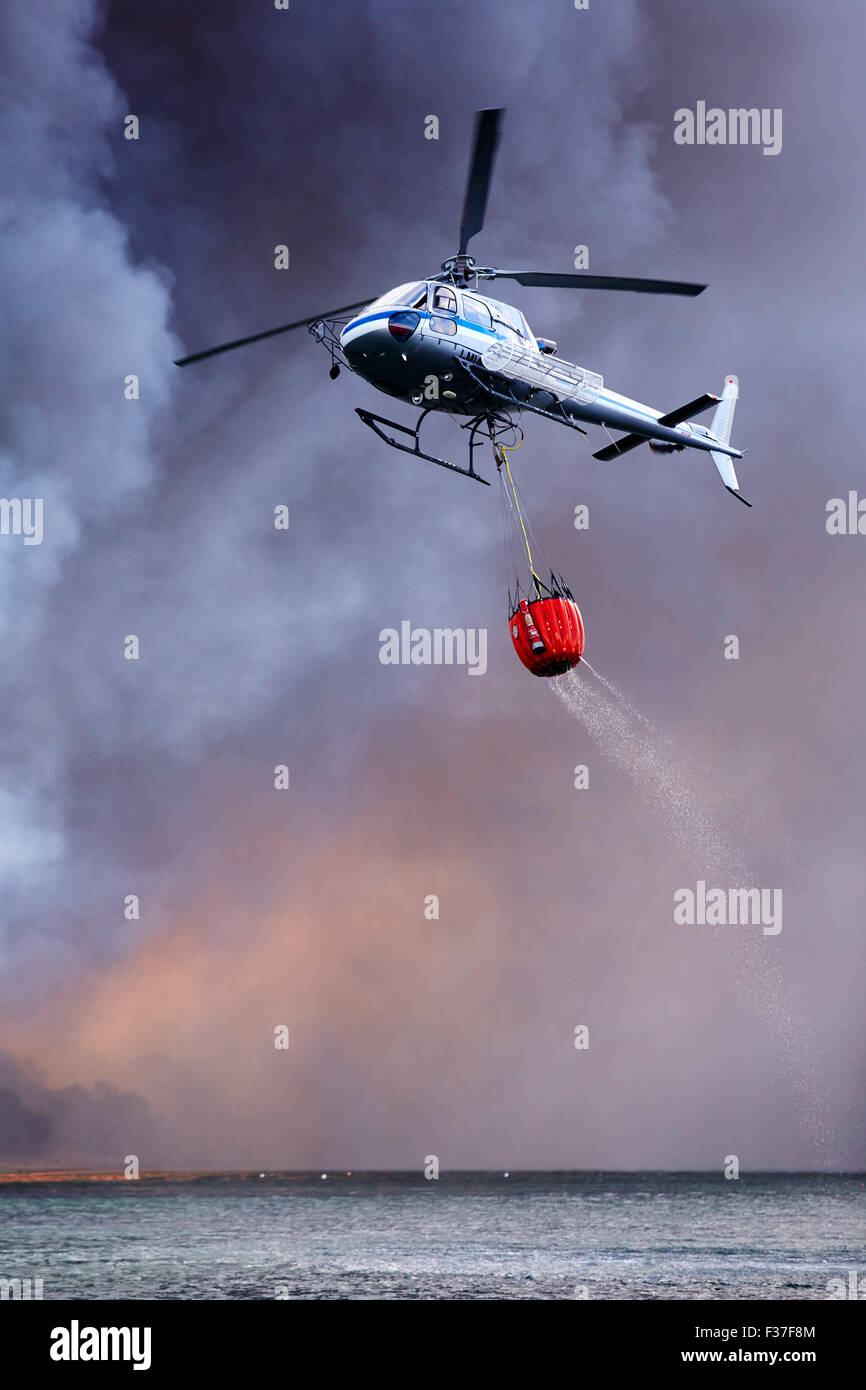 Elicottero antincendio spegnimento degli incendi di foreste su Sardegna Foto Stock