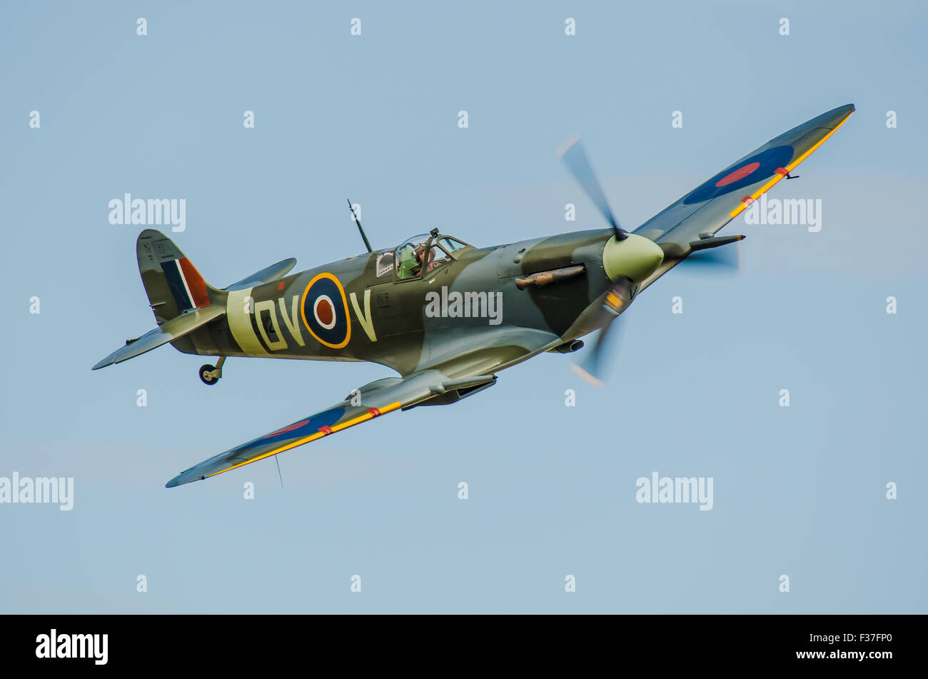 Spitfire V EE602 in volo ad uno spettacolo aereo volato da Pete Kynsey. Aereo da combattimento della seconda guerra mondiale Foto Stock