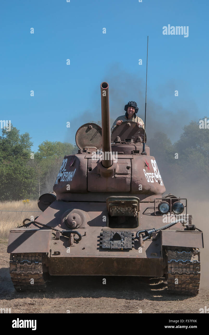 Un ex carro armato russo T-34 in mani private è stato messo alla prova per il pubblico a Damyns Hall, Essex, Regno Unito Foto Stock