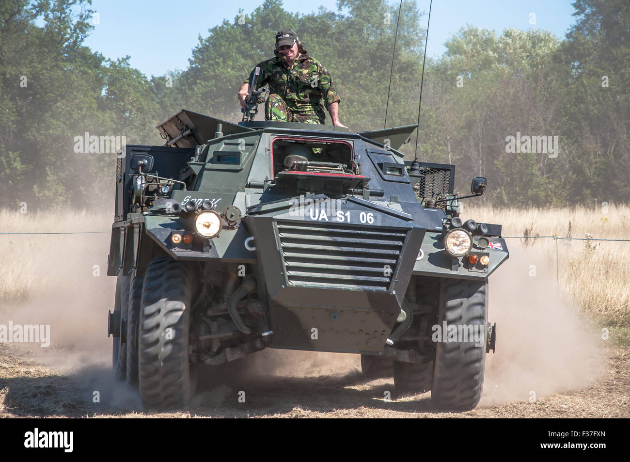 Alvis FV603 Saracen. Un ex-veicolo militare in mani private di essere messo attraverso i suoi passi per il pubblico in sala Damyns, Essex, Regno Unito Foto Stock