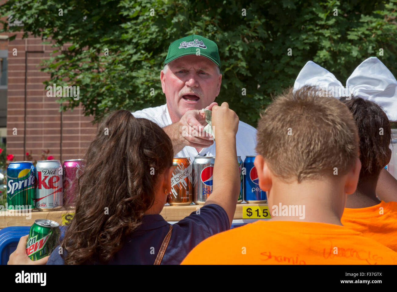 Grand Rapids, Michigan - un fornitore vende soda pop a scuola i bambini su una strada del centro. Foto Stock