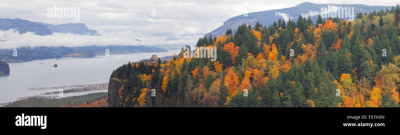 Vista House sulla corona punto lungo la Columbia River Gorge Oregon in caduta stagione Panorama Foto Stock