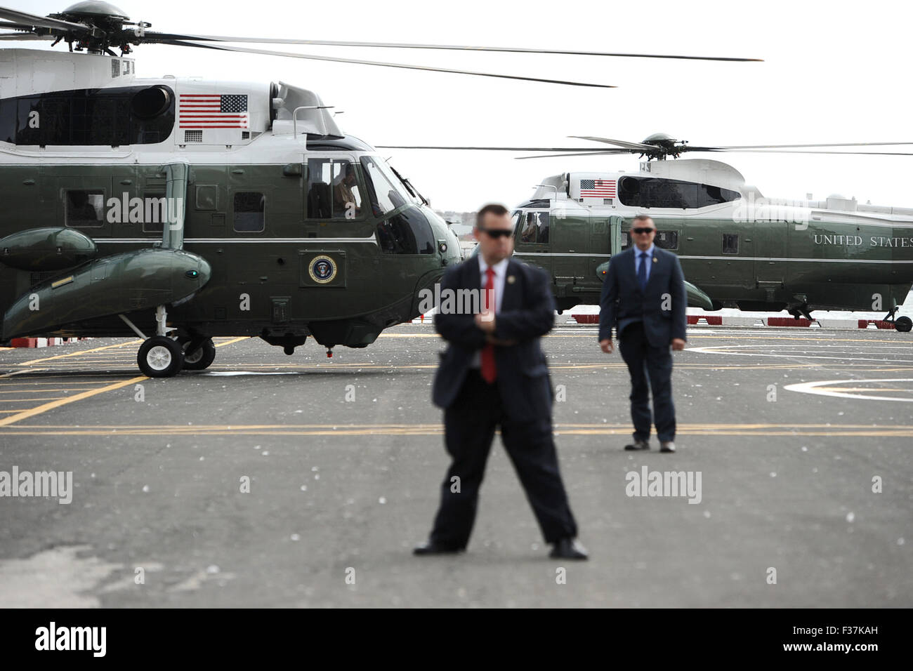 Dettagli di sicurezza guard stand vicino a quello marino (sulla sinistra) che trasportano il Presidente degli Stati Uniti Barack Obama e la First Lady Michelle Obama prima della partenza dal centro di Manhattan/Wall Street eliporto verso l'aeroporto JFK di New York New York, il 29 settembre 2015. Credito: Anthony Behar/Piscina via CNP - nessun filo SERVICE - Foto Stock