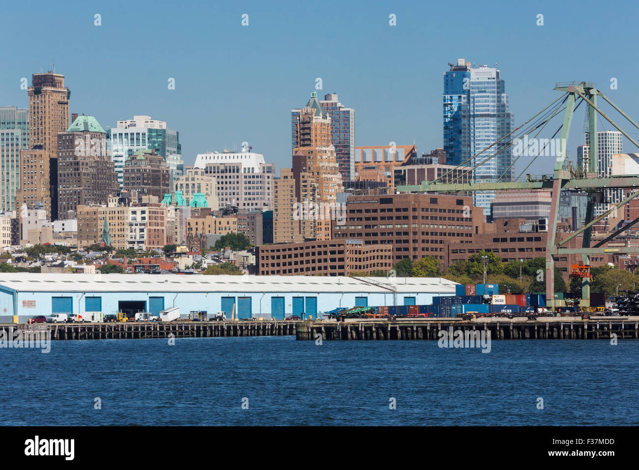 Magazzini sulla Dock, bacino Atlantico Waterfront in Red Hook, Brooklyn, New York Foto Stock