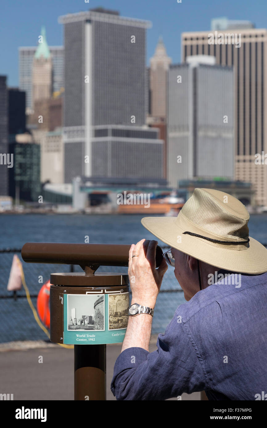 Maschio maturo Tourtist Sightseeing, Governors Island, New York City, Stati Uniti d'America Foto Stock